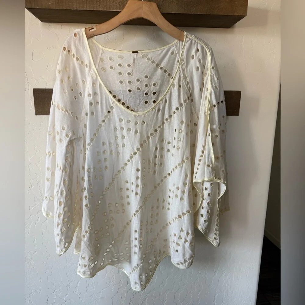Free People|Boho blouse “Dot to dot eyelet top with split bell sleeves•Oversized